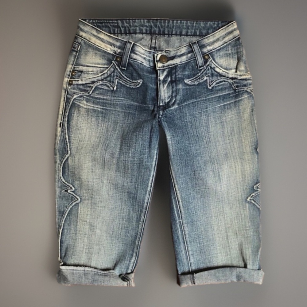 Robin's Jean sz 28 CHIC Destroyed Festival Chic Light Denim Cropped Capr…